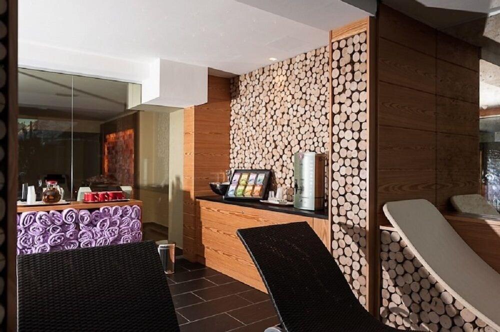 Hotel Cristiania Madonna di Campiglio Exterior photo